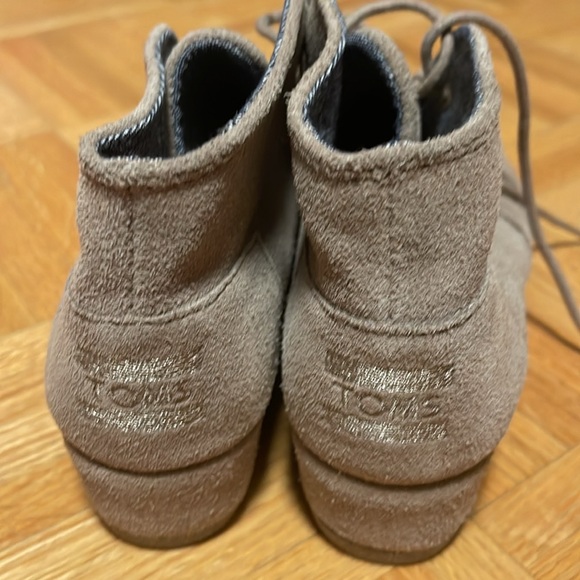 Brand new without tag Size 4Y Toms Girls Desert Wedge Heel Shoes - Picture 3 of 6